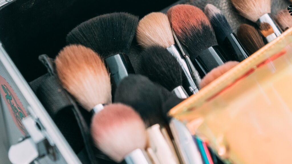 brushes to put on cracked makeup foundation, all placed in a container