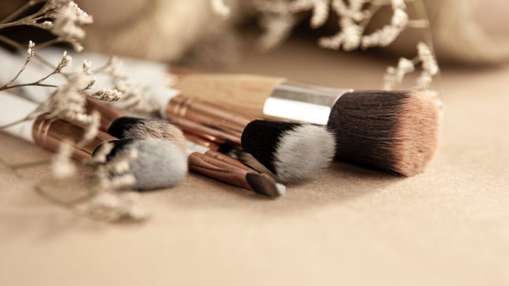 contouring kit brushes placed on a khaki table.