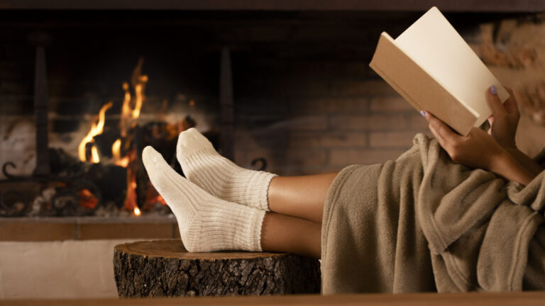 Covering feet to prevent them from getting dark in winter
